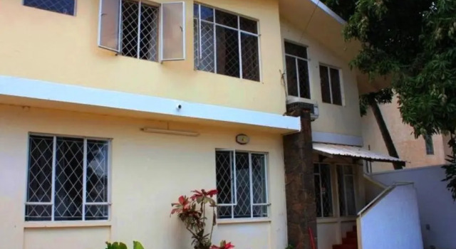 Le Cactus Guesthouse, Book Hotel Tombeau Bay 