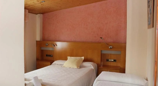 Apartamentos Turísticos Can Rocamora, Book Apartment Hotels in Aragon with Parking, Parking