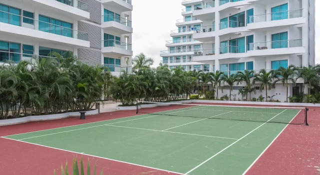 Deluxe Condo W Amenities & Beach