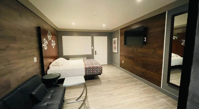 Casa Blanca Inn & Suites