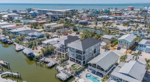 Коттедж 260 Coastal Luxe Retreat: 5bd/4.5ba, Pool & Spa, Water Views 5 Bedroom Home