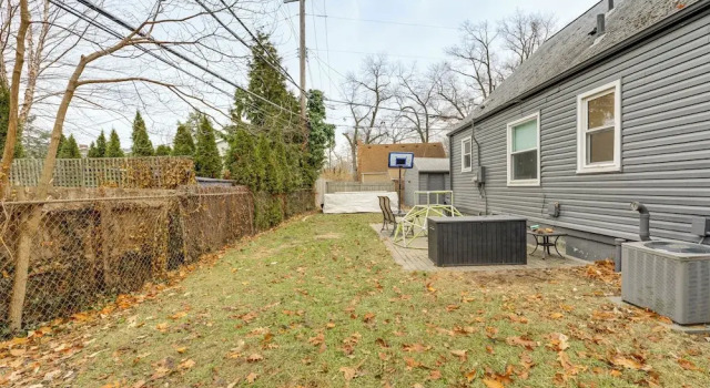 Walk to Dtwn Ferndale: Quaint Home w/ Private Yard, Buchen Sie Ferienhaus Ferndale Michigan