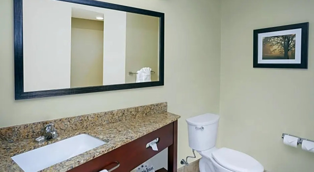 Люкс Deluxe AmericInn by Wyndham Waupun