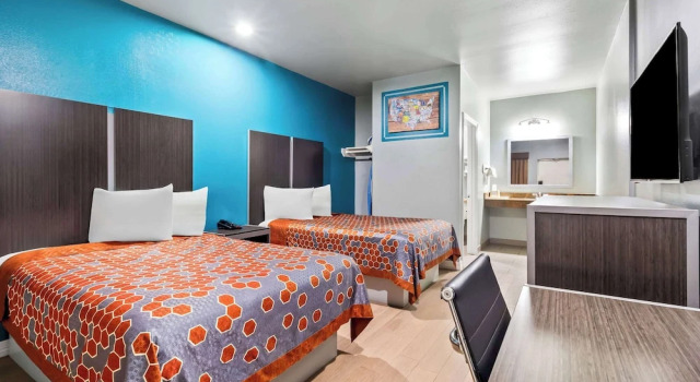 Четырёхместный номер Standard Econo Lodge Inn & Suites Channelview - Houston East