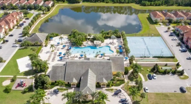 4 Bedroom 3 Bathroom Town Home With Splash Pool