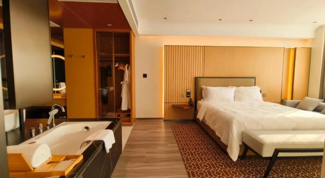 Двухместный люкс Deluxe Ramada By Wyndham Maoming Dianbai