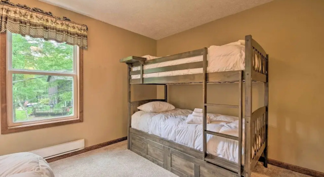 2 Mi to Lake Harmony: Gem w/ Game Room & Deck, Prenota Casa vacanze Lake Harmony Carbon County