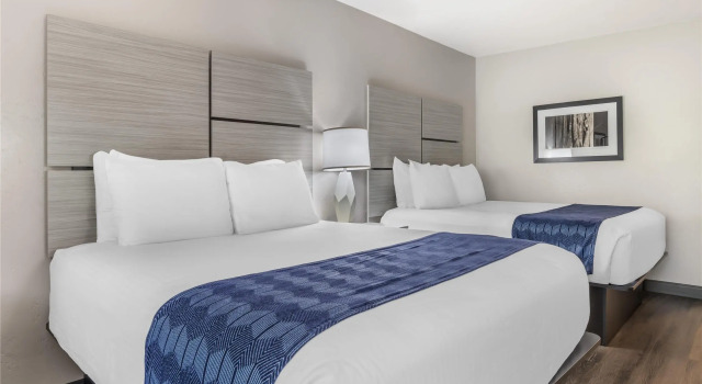 Четырёхместный номер Standard с балконом и с видом на воду Best Western New Oregon Motel