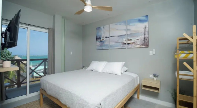 Двухместный номер Deluxe с балконом Sandbar Beachfront Hotel & Hostel Restaurant