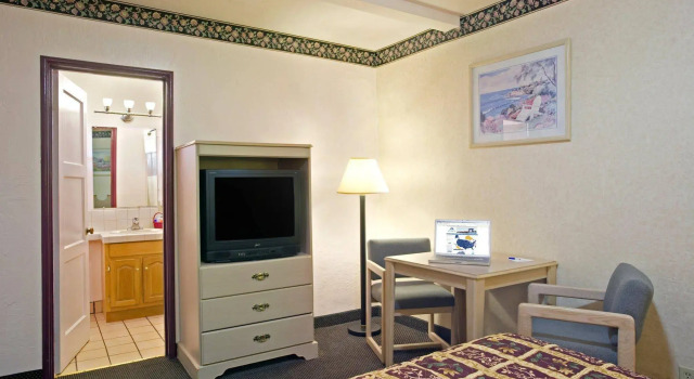Riverside Inn & Suites Santa Cruz, Забронировать Отель Отели Санта-Круз с парковкой, рядом с Торговый комплекс, Парковка