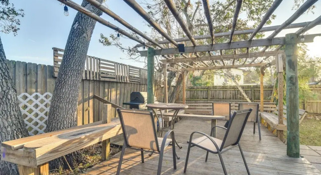 Апартаменты 5 Mi to Beaches: Seminole Retreat w/ Balcony