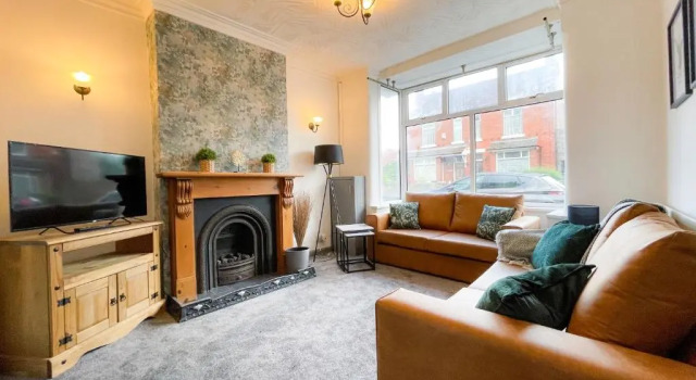 Ideal for CONTRACTORS & WORKERS, Long-term discounts - 4-Bed House in Crewe by 53 Degrees Property - Sleeps 8