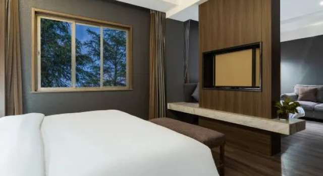 Люкс Jiqing Hotel (Kunming Green Lake)