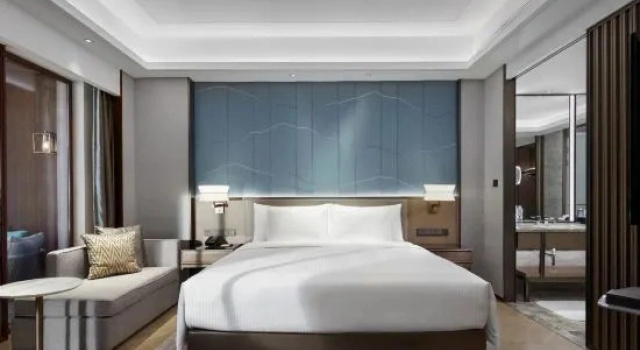 Двухместный люкс Deluxe с видом на озеро STEIGENBERGER Hotel Kunming Sunac