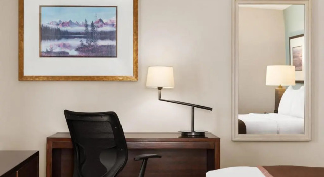 Двухместный номер Deluxe Travelodge by Wyndham Calgary South