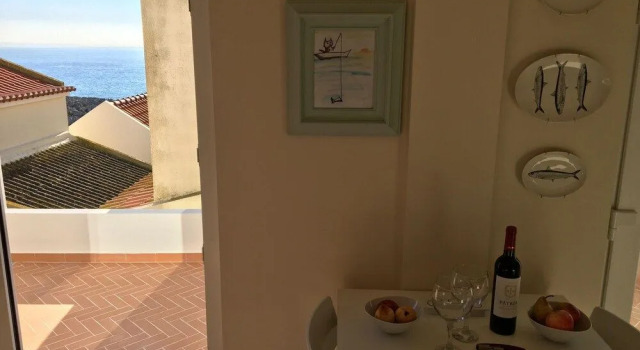The "house of the Cat That Wanted to be a Fisherman" in Front of the sea, Varaa Hotelli Peniche Oeste
