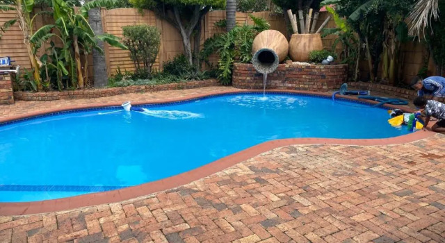 Private 3 bedroom 3kms away from Emerald Casino, Book Hotel Hoteller i Vereeniging med pool, Swimmingpool