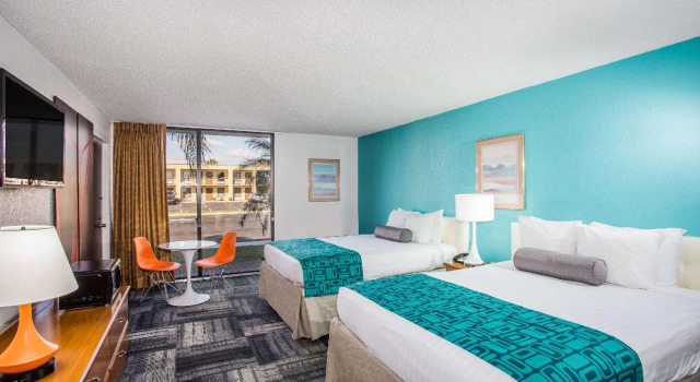 Четырёхместный номер Standard Howard Johnson by Wyndham Winter Haven FL