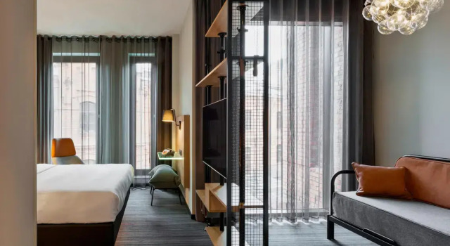 Номер Deluxe Moxy Warsaw Praga