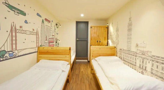 Кровать в общем номере (мужской номер) Meego Qingwen Hotel Shanghai Jingan