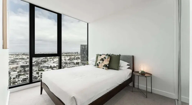 2-bed With Harbour Views & Outstanding Amenities, Забронировать Апартаменты/квартира Докландс Мельбурн, рядом с Пристань для яхт «Е»