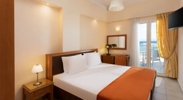 Трёхместный номер с видом на море Pantheon City Hotel