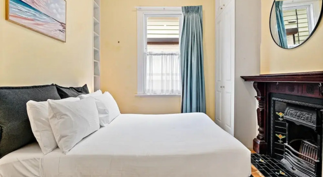 Light-filled House Close to Cafes and Parks, Book Apartment Melbourne 