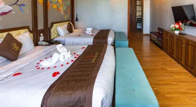Четырёхместный номер Standard с балконом Jade Scene Hotel