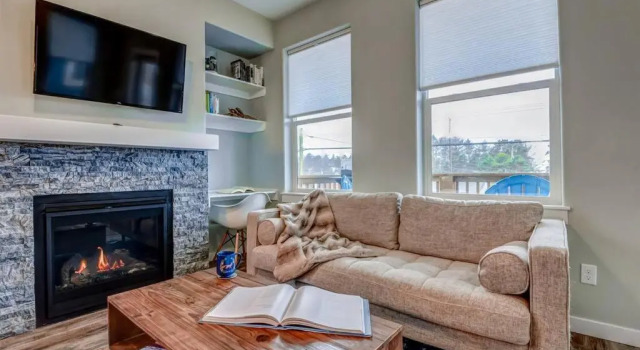 NEW Tri-Level Home with Ocean View and 3 En-Suite Bedrooms!, Prenota Hotel Hotel a Oregon con parcheggio, Parcheggio