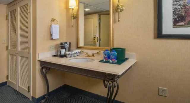 Четырёхместный номер Deluxe Holiday Inn Express State College at Williamsburg Square by IHG