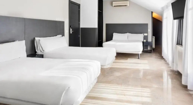 Четырёхместный номер Standard Hotel Victoria Valdemoro