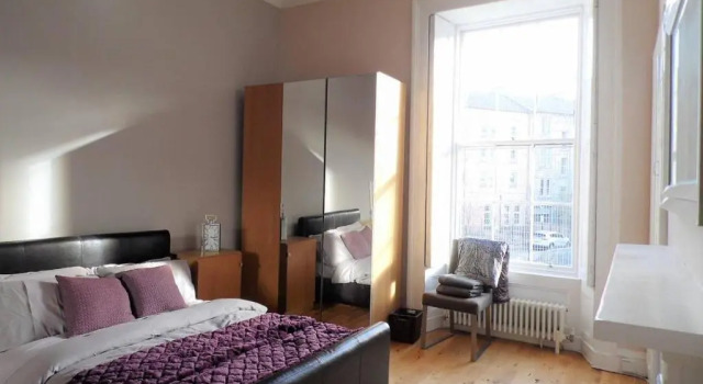 WEST END - Stunning, spacious, 3 bedroom, main door flat with private parking, Забронировать Отель Отели Glasgow & The Clyde Valley с парковкой, Парковка