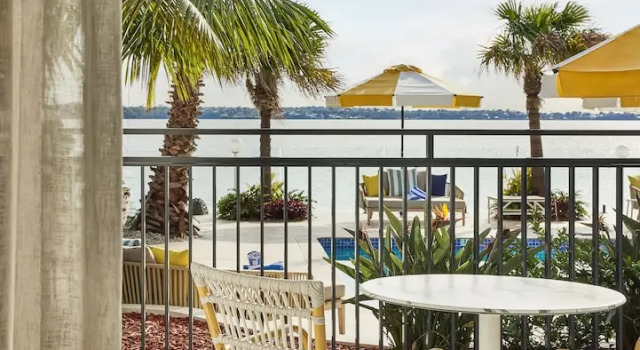 Двухместный номер Standard с балконом и с видом на бассейн The Beachcomber Hotel & Resort, an Ascend Collection Resort