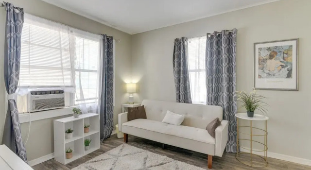 ~ 1 Mi to the Strand: Central Unit in Galveston!, Забронировать Апартаменты/квартира Отели Галвестон с парковкой, рядом с Betty Head Oleander Garden Park, Парковка