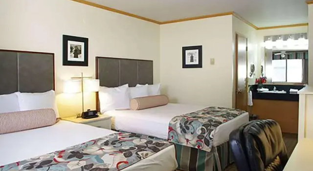 Четырёхместный номер Standard River House Inn, a Baymont by Wyndham