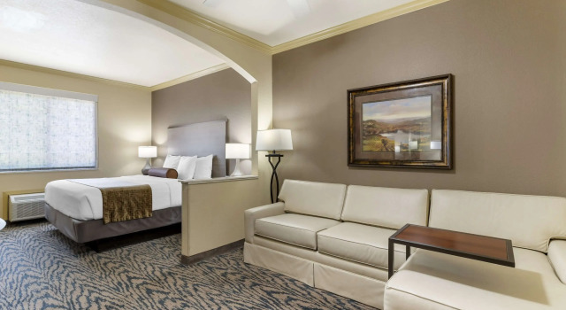 Двухместный люкс Best Western Plus Crown Colony Inn & Suites