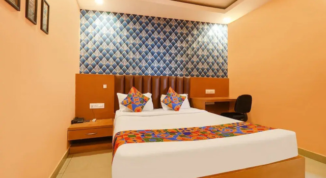 Номер Deluxe FabHotel Shanti International