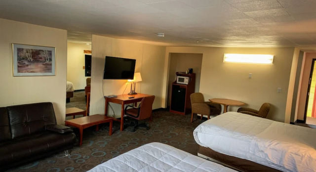 Четырёхместный номер Comfort Ventura Grand Inn