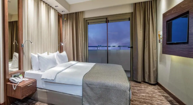 Двухместный люкс c 1 комнатой с видом на море Holiday Inn Antalya - Lara by IHG