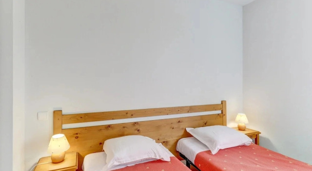 Relaxed Family Home in Egletons, Book Feriehus Sommerhuse i Aquitaine, Hytte