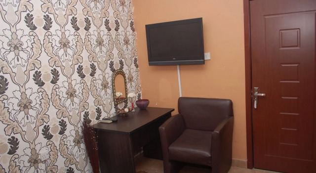 Dcove Hotel & Suites