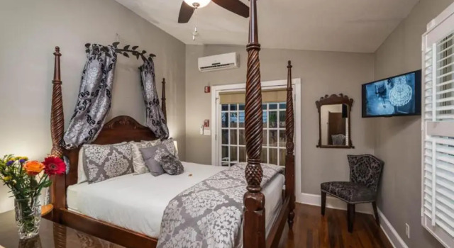 Коттедж Deluxe Carriage Way Inn Bed & Breakfast Adults Only - 21 years old and up