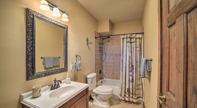 Коттедж Luxe Lodge Near Smoky Mountains: Views & Hot Tub!