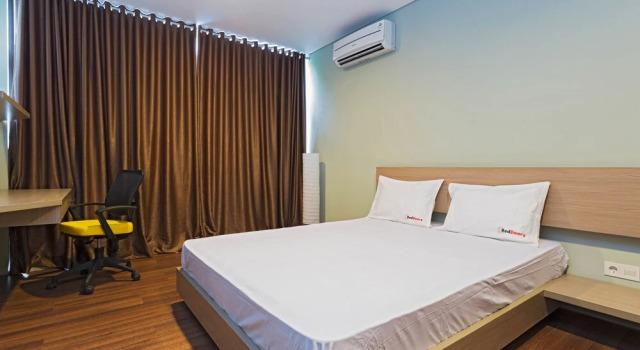 RedDoorz near Lippo Village, Boek Hotel Curug West Java