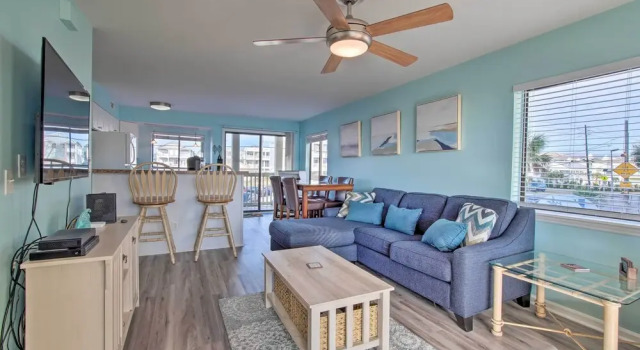 Апартаменты с 2 комнатами с балконом Walk to Shore! Ocean-view Condo in Carolina Beach