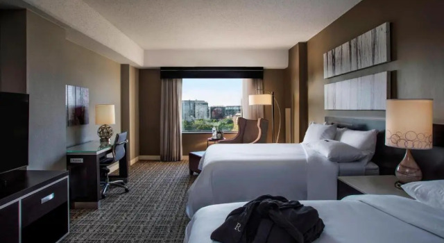 Четырёхместный клубный номер Standard Renaissance Atlanta Waverly Hotel & Convention Center