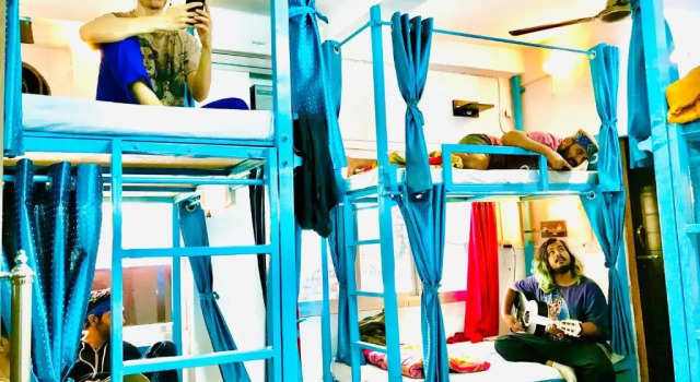 Кровать в общем номере Skyard Hostel Rishikesh Laxman Jhula