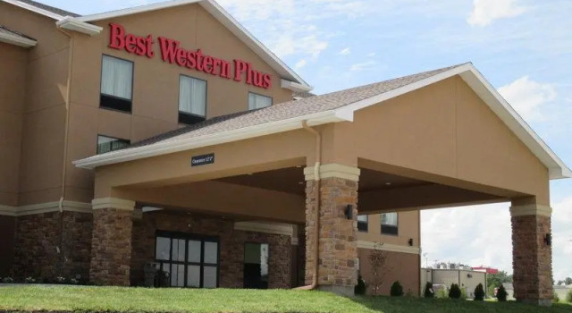 Кровать в общем номере Best Western Plus Hiawatha Hotel