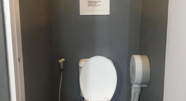 Кровать в общем номере Sleepy Raccoon Hostel