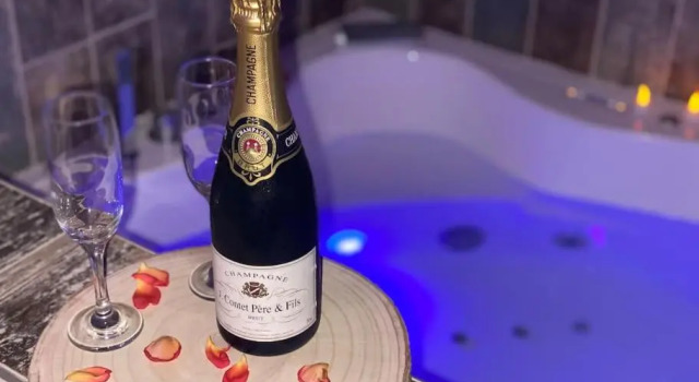 Апартаменты Loveroom auriol, romantique et coquine